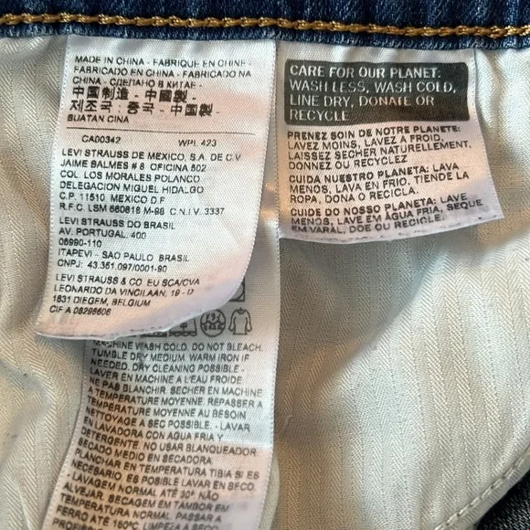 Women’s Levi’s Distressed Denim Cuffed Shorts - Picture 7 of 8